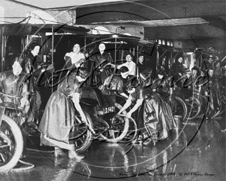 Picture of London - Women Cab Cleaners c1914 - N1058