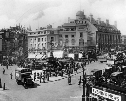 Piccadilly Circus in Central London c1910s