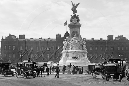 Buckingham Palace & the Queen Victoria Memorial in London c1900s