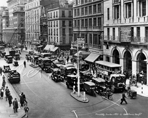 Piccadilly in Central London c1933