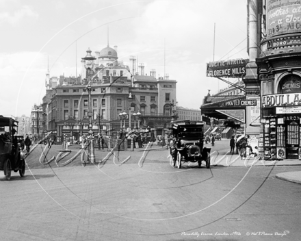 Piccadilly Circus in Central London c1910s