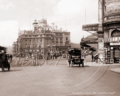 Piccadilly Circus in Central London c1910s