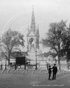 Albert Memorial in Hyde Park, Kensington with a Hansom Cab and Growler Cab on the Cab Rank in Kensington Road in London c1890s