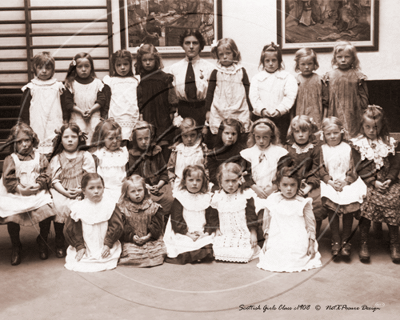 Picture of Scotland - Dundee, Girls Class c1908-10 - N1517