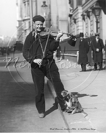 Picture of London Life  - Street Musician c1920s - N2621