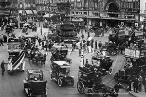 Piccadilly Circus in London c1910s