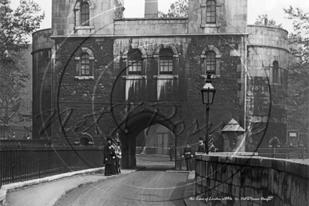 Soldiers in the Tower of London c1890s