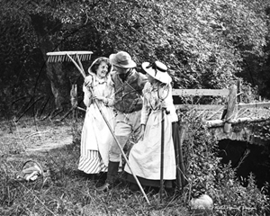 Picture of Misc - People, Farm hand with two young ladies c1890s - N890