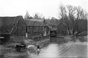 Picture of Surrey - Leatherhead, Old Water Mill c1900s - N3593