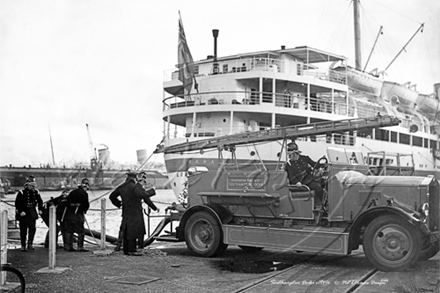 Picture of Hants - Southampton, Docks Southern Railways and Fire Engine c1940s - N3889