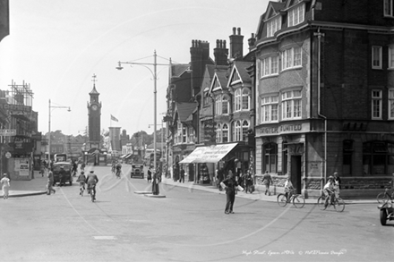 Picture of Surrey - Epsom, Street Scene & Clock Tower c1930s - N076