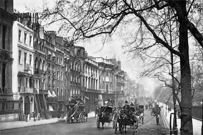 Busy Street scene with horse drawn taxis, Piccadilly in London c1886