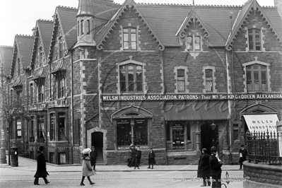 Picture of Wales - Cardiff, Queen Street junction of Dumfries Place c1900s - N4426