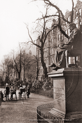 Carlyle Statue, Cheyne Walk, Cheyne Gardens, Chelsea in South West London c1910s