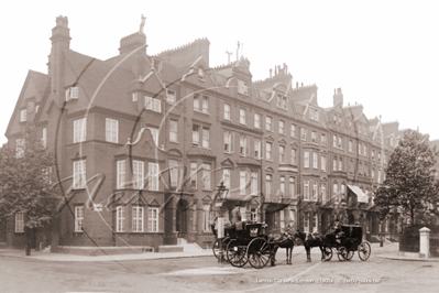 4 Wheeler Growler and 2 Hansom Cabs outside 52 Lennox Gardens, Chelsea in South West London c1900s