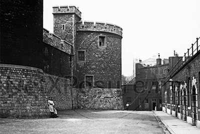 Picture of London - The Tower of London, Devereaux Tower c1890s - N5340